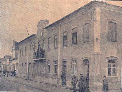 Teatro Municipal-entrada  principal no portão sobre o lado esquerdo