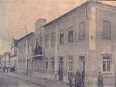 Teatro Municipal-entrada  principal no portão sobre o lado esquerdo