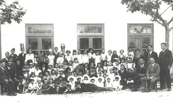 Grupo da Revista junto à antiga Escola de Cimo de Vila (foto do autor)