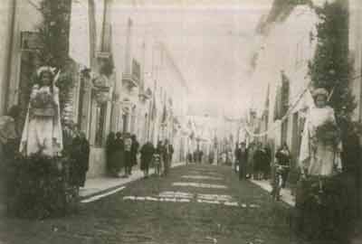 Rua Serpa Pinto toda florida aquando da passagem da imagem de N.S. de Fátima por Ílhavo - 21 de Junho de 1951