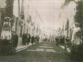 Rua Serpa Pinto toda florida aquando da passagem da imagem de N.S. de Fátima por Ílhavo - 21 de Junho de 1951