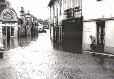 As cheias junto ao Cinema e antigo Mercado