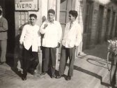 Armindo, António Serrão e José Morgado (Barbeiro) na esquina do mesmo café Fotos de Armindo